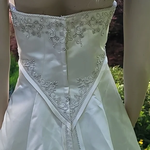 SIGNATURE sz 12 Wedding gown with train BEADED - Picture 7 of 8